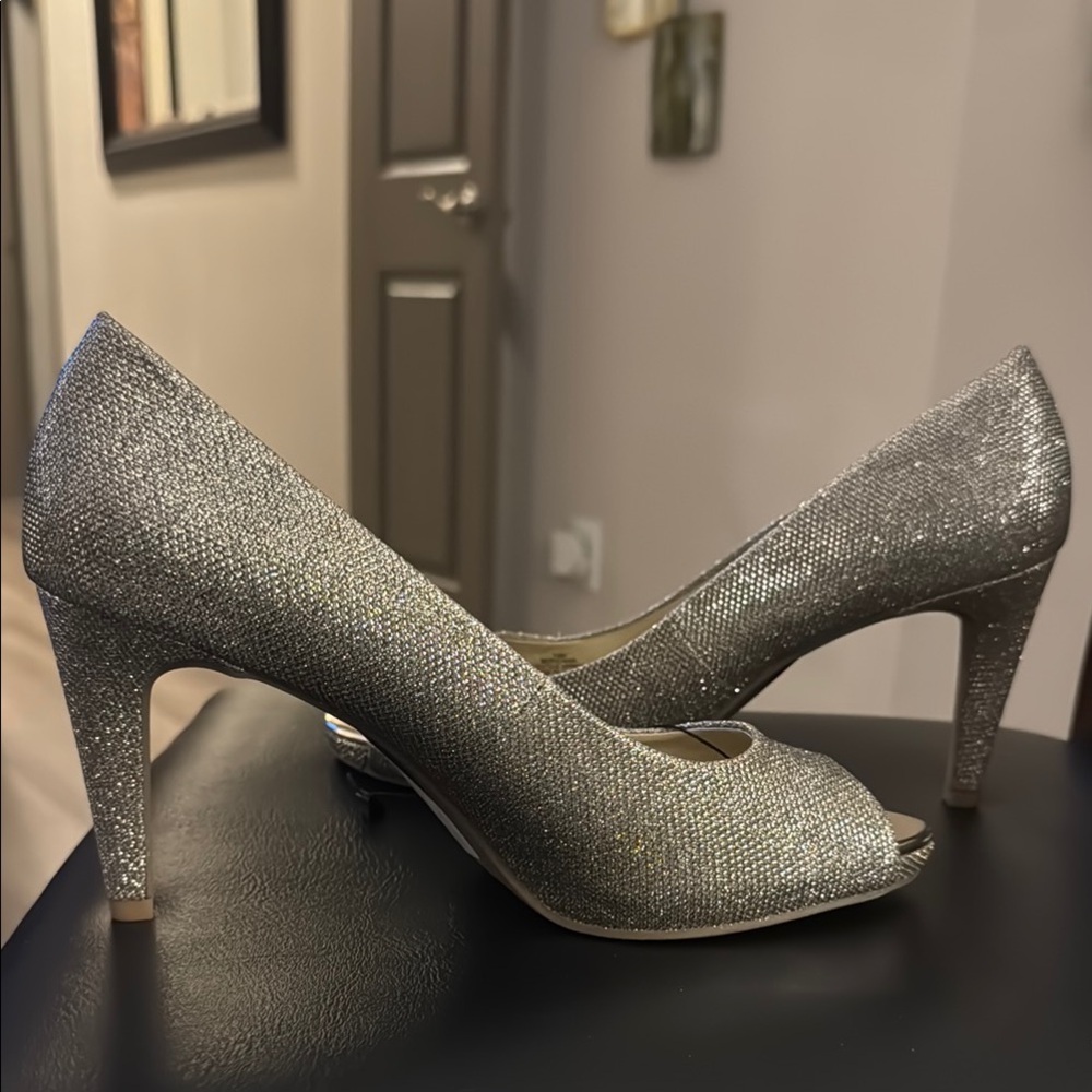 Bandolino
Women's Rainaa Peep Toe Platform Stiletto Pumps Size 10 BRAND NEW❣️ - Picture 14 of 15